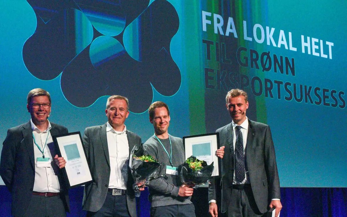 Fra utdelingen av Siva-prisen og Sivas X-faktorpris. Fra venstre: Andreas Enge, administrerende direktør i Siva, Odd-Geir Lademo, administrerende direktør i Ocean GeoLoop, vinner av Sivas X-faktorpris, Glenn Alexander Jakobsen, daglig leder i Foamrox, vinner av Siva-prisen og prisutdeler Ola Borten Moe (Sp), forsknings- og høyere utdanningsminister.