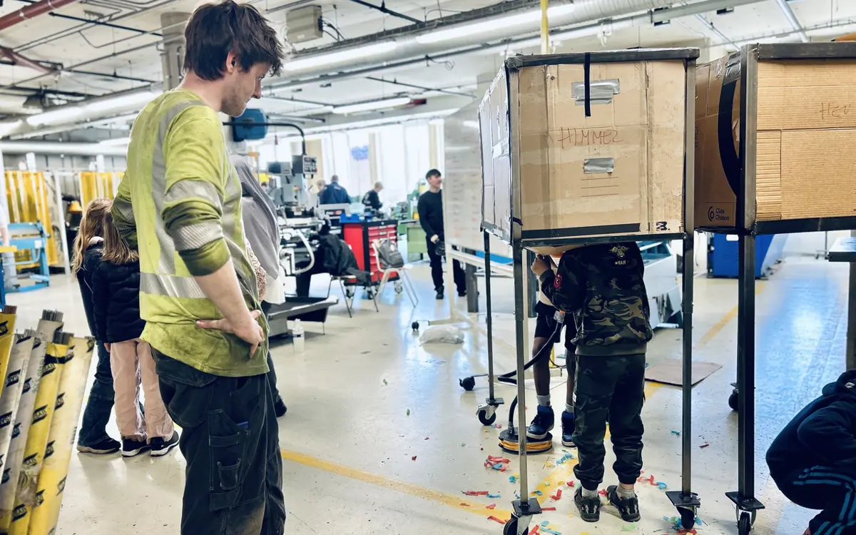 Elever fra 3. klasse på Tordenskjoldsgate skole tester en prototype oppfinnelsen. Maskinen skal utvikles videre av kunstner Doctor Superhelga (AKA Marte Johanne Ekhougen) og stå klar til bruk i offentlig rom i juni. (Foto: Idunn Sem.)