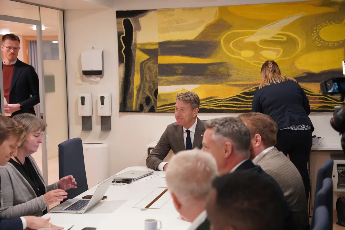 Energiminister Terje Aasland (Ap) i strømdiskusjon med en Agder-delegasjon på Stortinget i 2023.