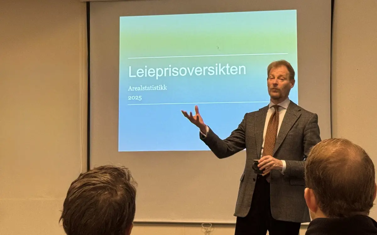 Sigmund Aas, partner i Arealstatistikk, presenterer den årlige utviklingen i kontorleiemarkedet.