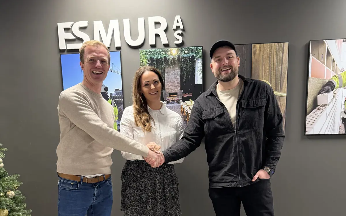 Fra venstre: Erik Solli og Tine Severinsen i FS Mur. Her sammen med Karl Magnus Skretting, daglig leder i Merkverdig.