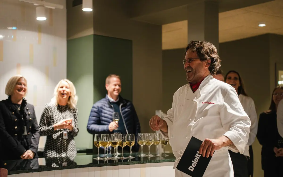 Tirsdag 27.9 hadde Deloitte Sørlandet offisiell åpning av nye kontorer i Markensgate 32. Eivind Hellstrøm aka Rune Andersen var blant gjestene. Foto: South Coast Creative