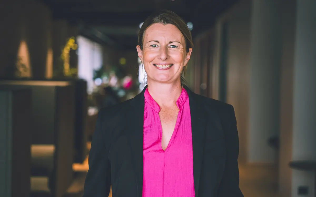 Nora Clarke er ny hos Næringsforeningen, og skal jobbe med å kartlegge bedriftenes evne til å tiltrekke seg, inkludere og beholde internasjonal arbeidskraft. (Foto: Henrik K. Assmann.)