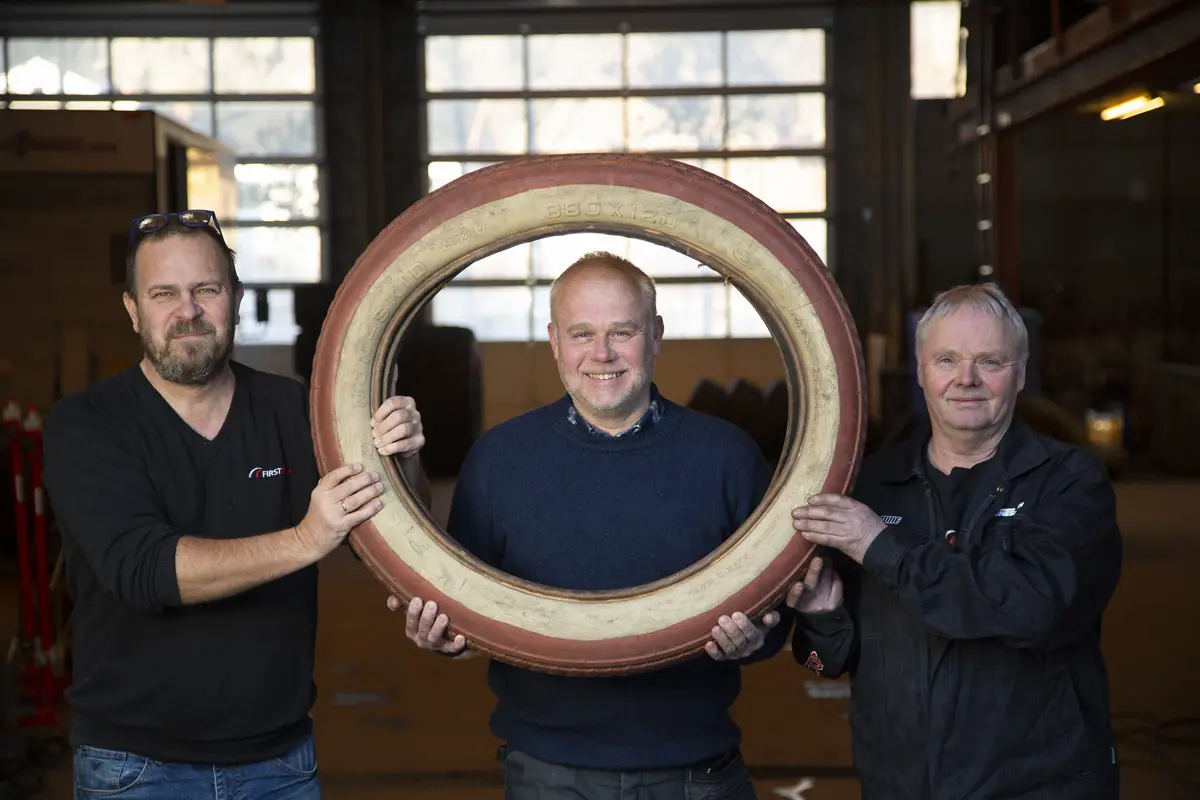 Jan Erik Kittelsen, Jens E. Timenes og Jan-Erik Sørensen skryter av arbeidsmiljøet hos N. Timenes & Søn. 