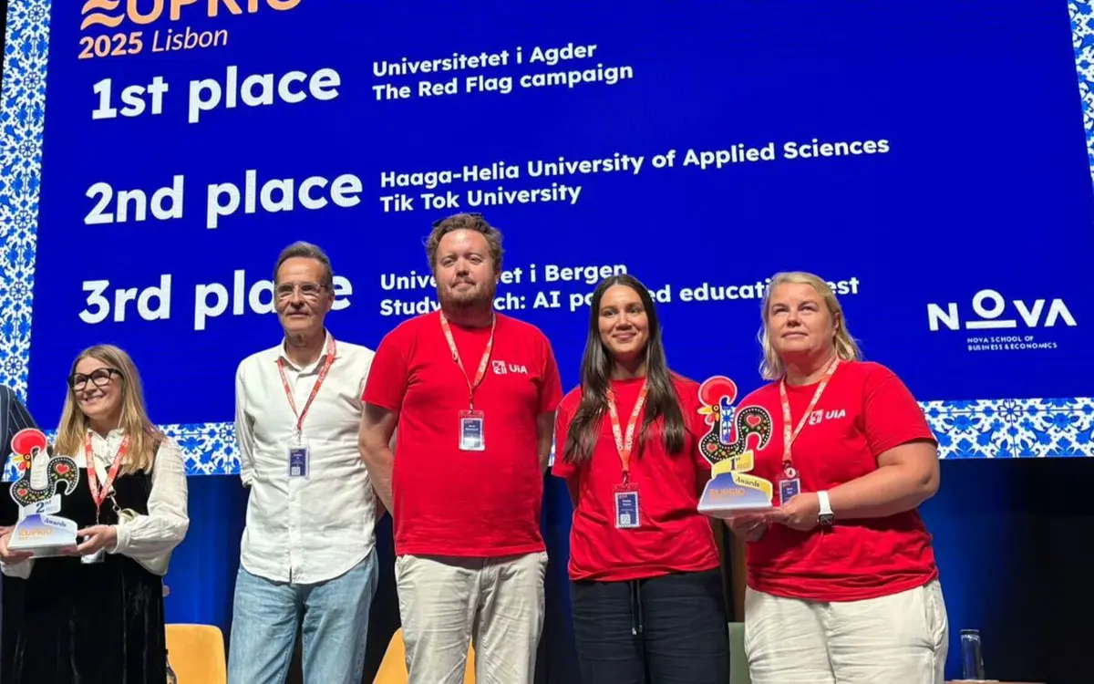 UiA (i rødt) ved kommunikasjonsdirektør Øivind Dagsvik Eskedal (t.v.), kommunikasjonsrådgiver Damares Stenbakk og grafisk designer Saara M. Ojanen. (Foto: UiA/FORTHEM Alliance)