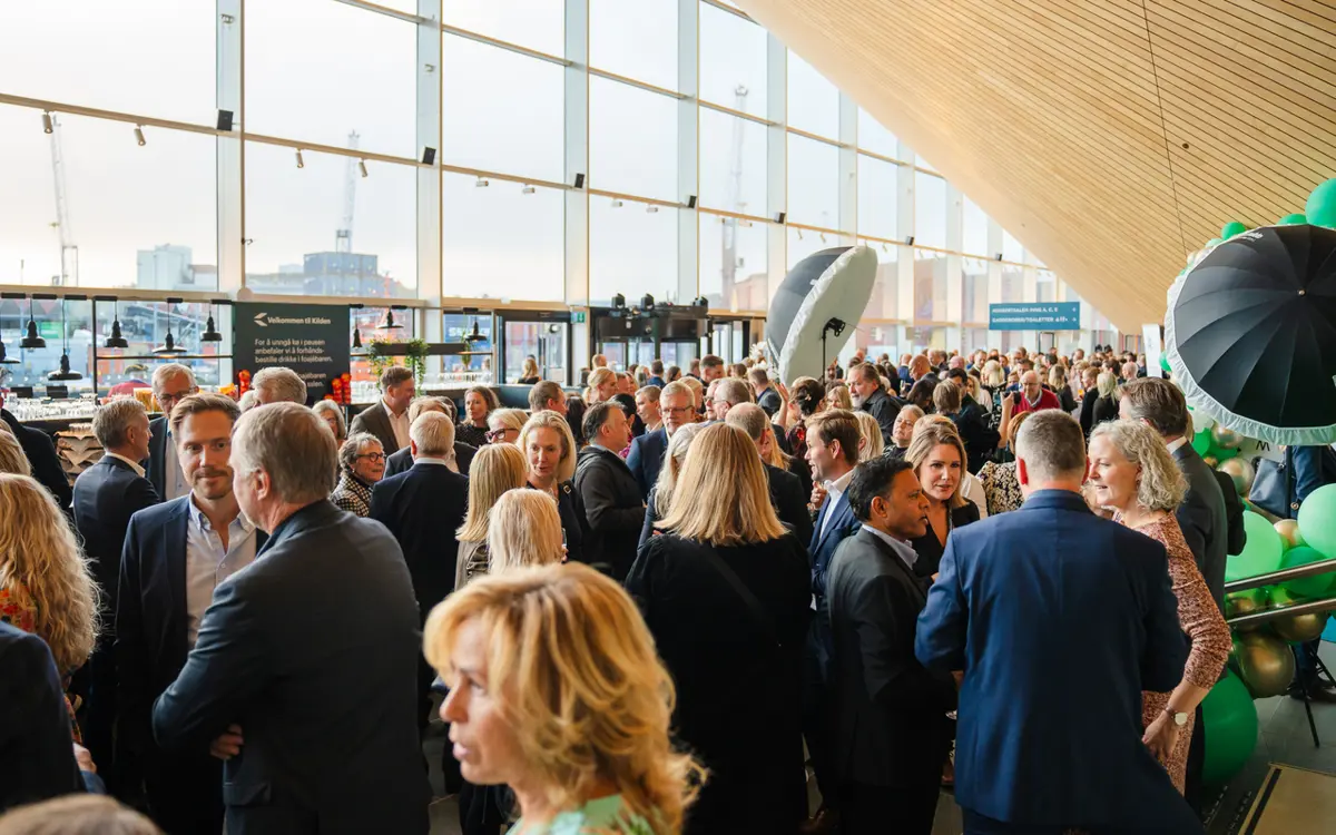 Det var stinn brakke i foajeen både før og etter showet på Kilden teater og konserthus 11. oktober. Foto: Nico Hagen/South coast creative.