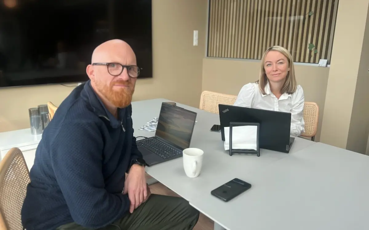 Kjetil Granli fra Safe Regnskap og Camilla Strømman fra Sanden Økonomi finner sammen i nytt selskap, Value Lillesand AS. (Foto: Value Lillesand)