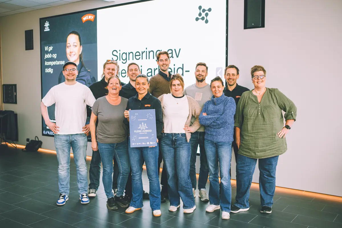 Representanter fra 12 Meny-butikker i Agder samlet seg bak Flere i arbeid-garantien. Foto: Henrik Kyte Assmann