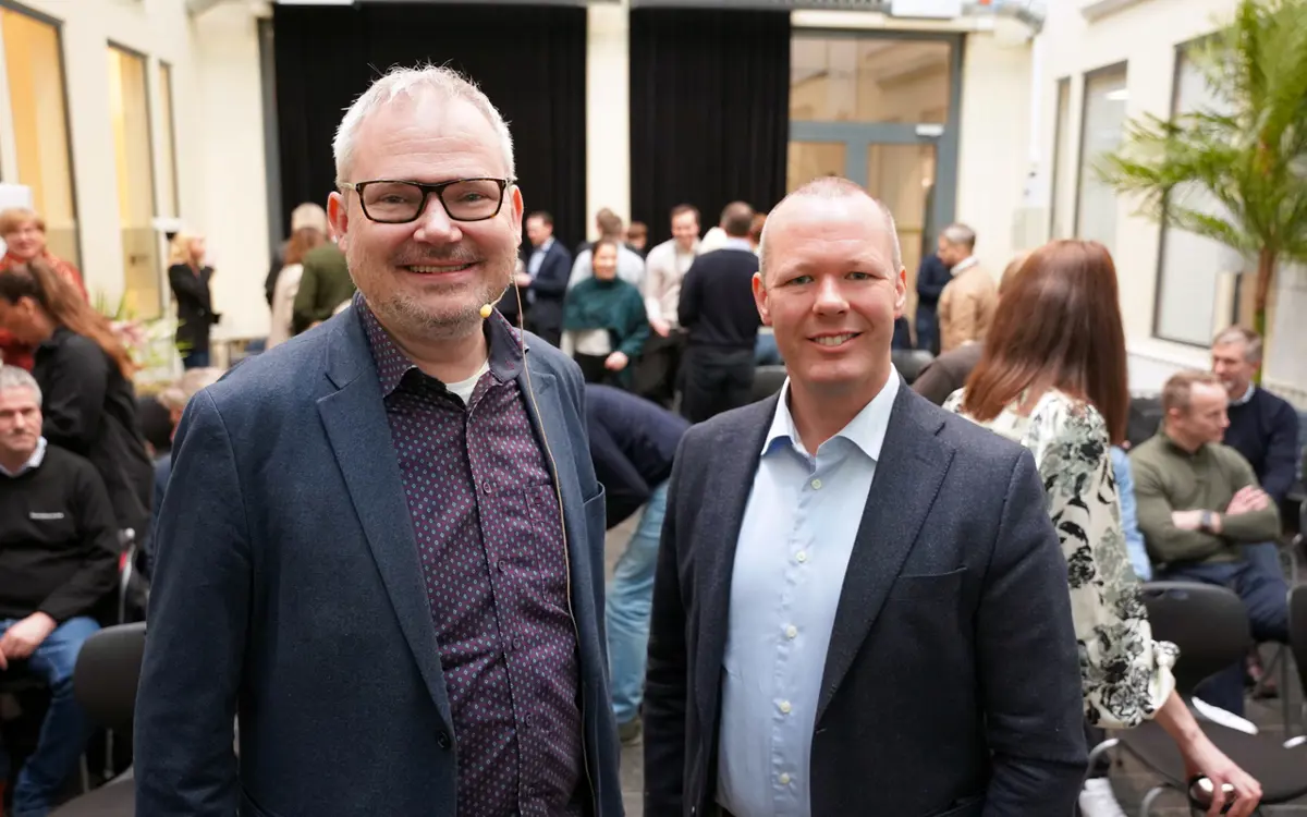 Fra venstre: Næringspolitisk leder Roar Osmundsen i Næringsforeningen og sjeføkonom Tore Vamraak i Sparebanken Sør. (Foto: Næringsforeningen.)