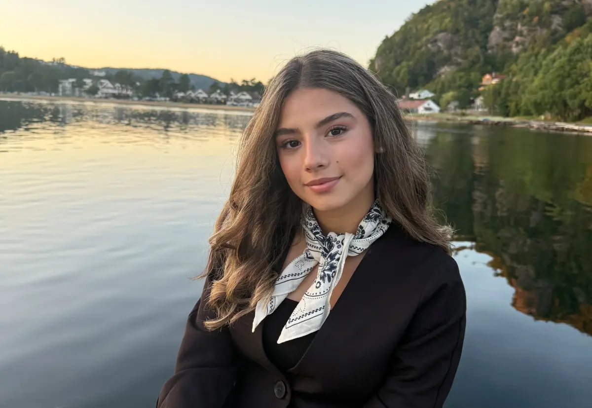 Unge kvinner tar lederrollen: Amina (18) fra Lyngdal viser hvorfor ungdomsbedrifter har nesten tre ganger så høy kvinneandel blant daglige ledere som norsk næringsliv.