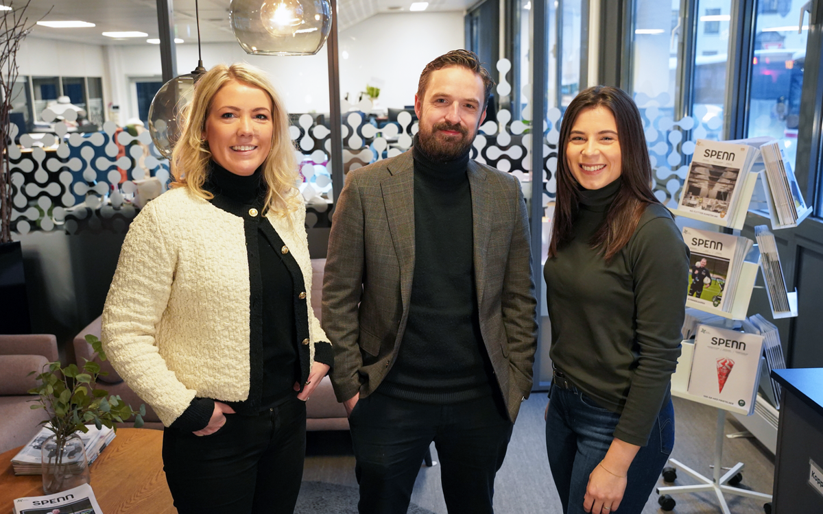 Arbeidsgruppen som jobber med Næringsforeningens nye plattform. Fra venstre: Markedsleder Trine Haugland, kommunikasjonsansvarlig Håkon Repstad og innholdsprodusent Lotte B. van der Male Holtskog. 