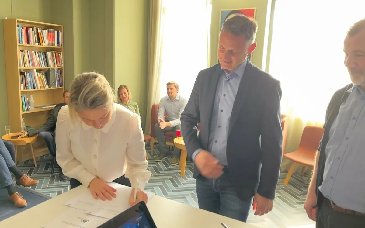 Elisabeth Slettedal, daglig leder i Advokatfirma Tofte, signerer nye partneravtale med Næringsforeningen sammen med direktør Trond Backer og partneransvarlig Odd-Arild Skonhoft i Næringsforeningen.