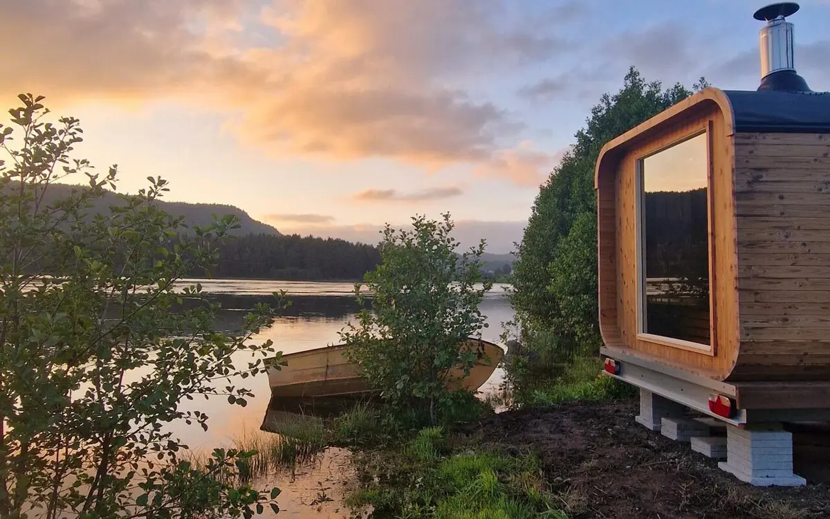 Badstuen ligger idyllisk til ved Venneslafjorden. (Foto: Privat)