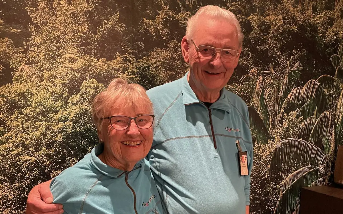 Elna Nilsen og Fritjof Tånevik er senioransatte i Dyreparken. Foto: Dyreparken.