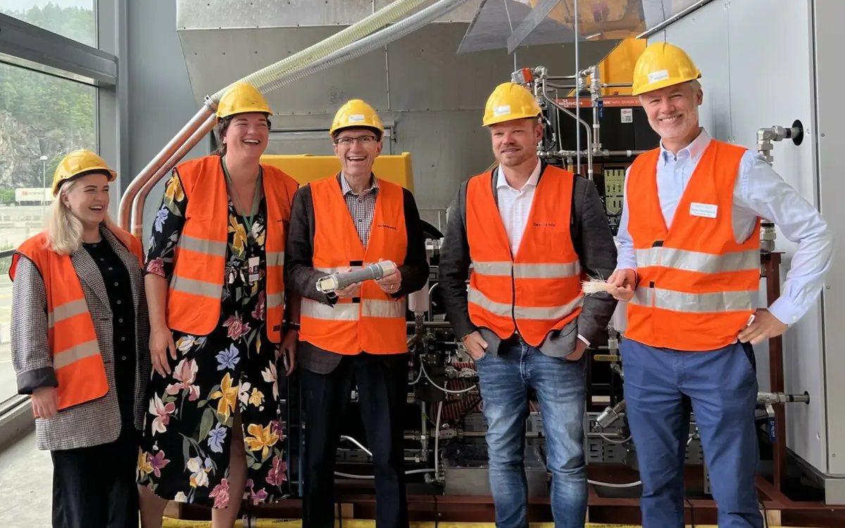 Klima- og miljøminister Espen Barth Eide og representanter fra Kristiansand Arbeiderparti ved fangstpiloten som nå testes ut ved anlegget.