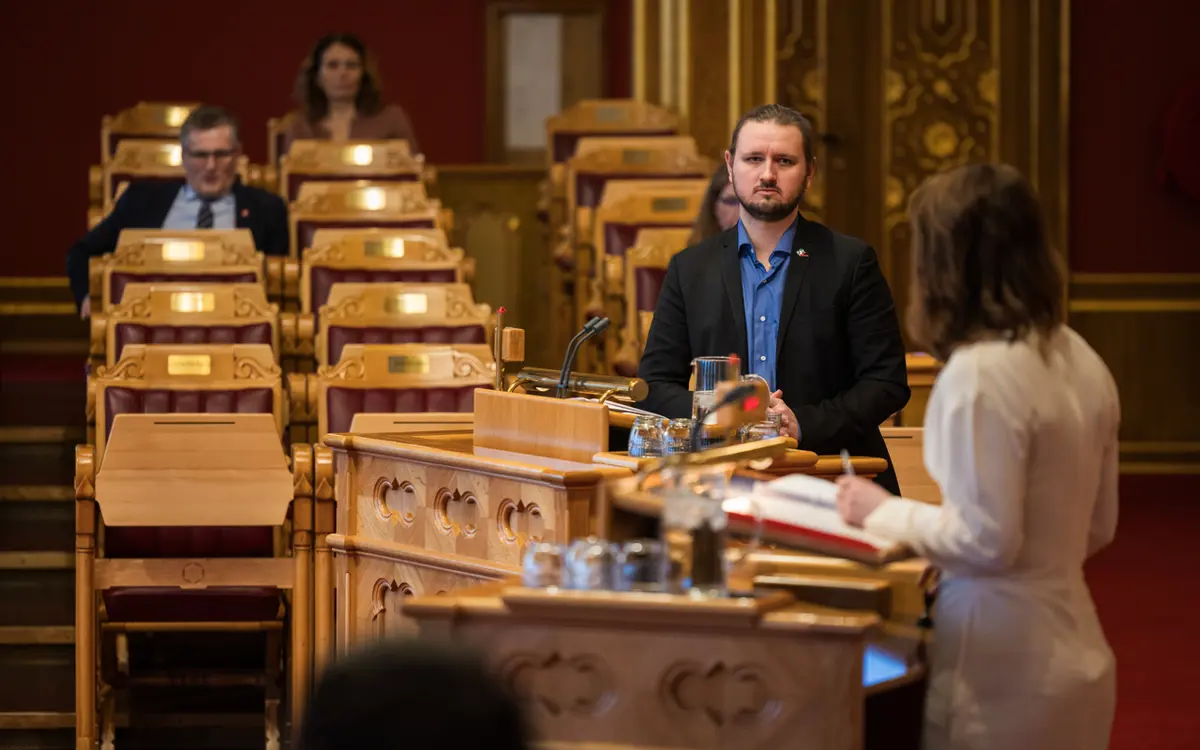 Freddy André Øvstegård (SV) er leder av arbeids- og sosialkomiteen som mottar innspill om hvordan regjeringen bør jobbe for å redusere utenforskap. Her med arbeids- og inkluderingsminister Tonje Brenna (A). Foto: Peter Mydske/Stortinget.