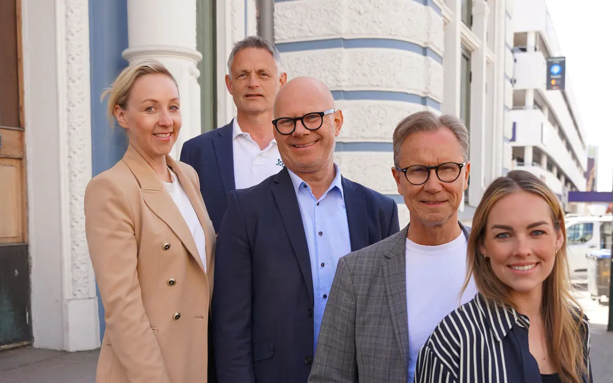 Næringsforeningen, her ved f.v. nestleder Ingrid Michalsen og administrerende direktør Trond Backer (bak) og Andrea Bang (helt til høyre) gleder seg over å kunne tilby et lederprogram for ledere i foreningens medlemsbedrifter. Det gjør de i samarbeid med Bjørson organisasjonspsykologene og Erik Dale og Jan Erik Narvesen. 