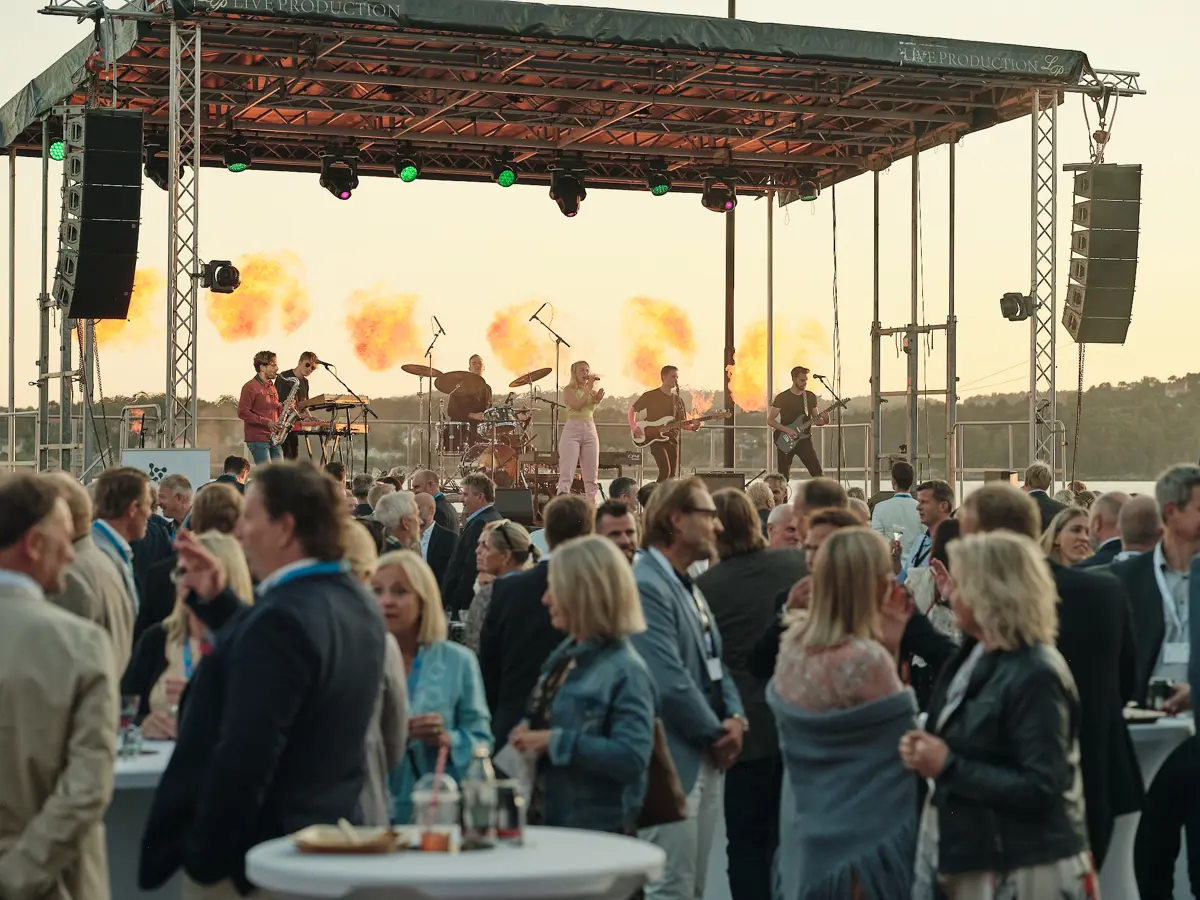 Smash Hit stod for god underholdning. Tangenter: Ole Petter Ålgård. Slagverk: Carsten Omholt. Bass: Lasse Nygård. Gitar: Leander Hjerpås. Sax: Flavio Sefa. Vokalist: Emilie Grimstad. Foto: Marcel Tiedje