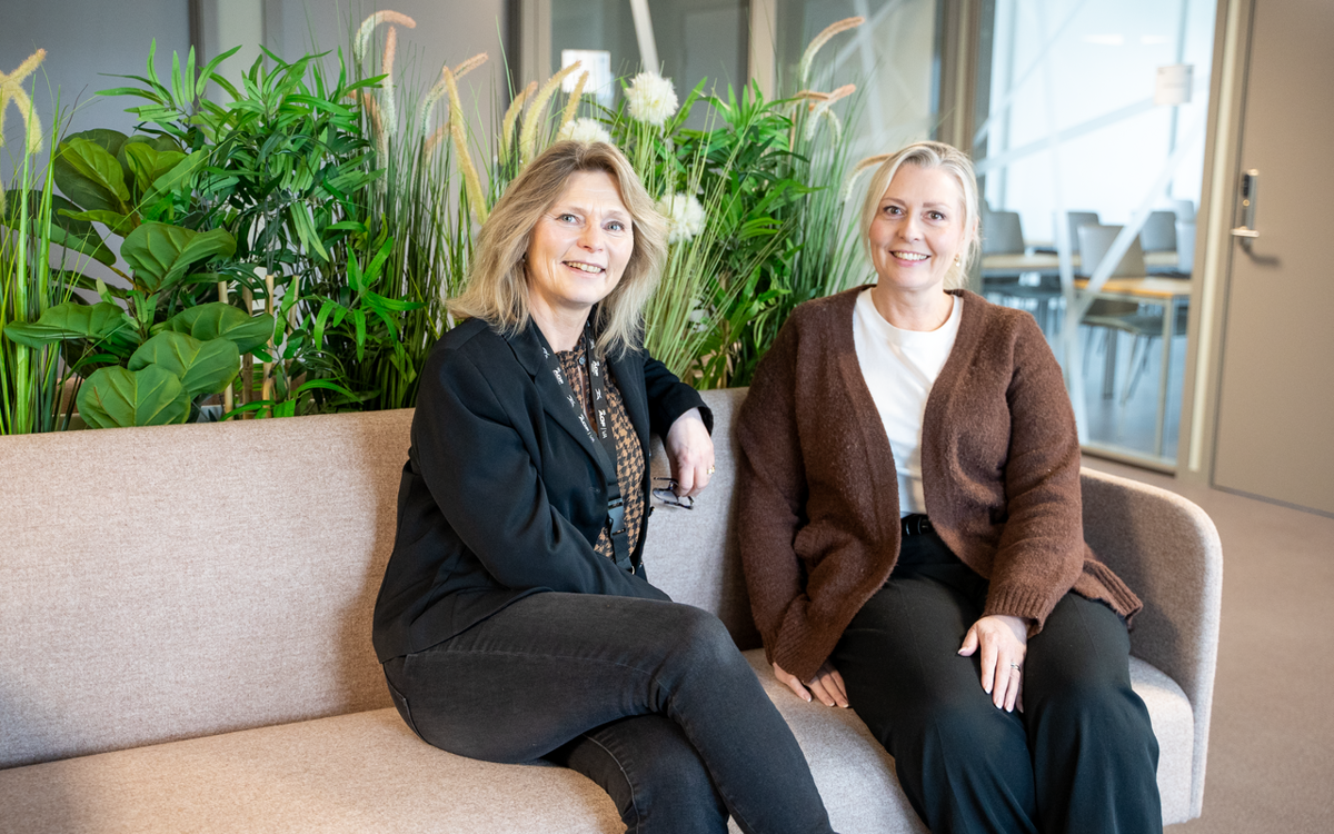 Ragnhild Bjerkvik, daglig leder (til venstre), og Cathrine Westmork, fagskolerektor (til høyre), fremhever innsatsen til AOF Vestlandet-Agders utviklingsteam i anledning mottakelsen av utviklingsmidler for nye fagskoleutdanninger. Foto: Jennifer Pham