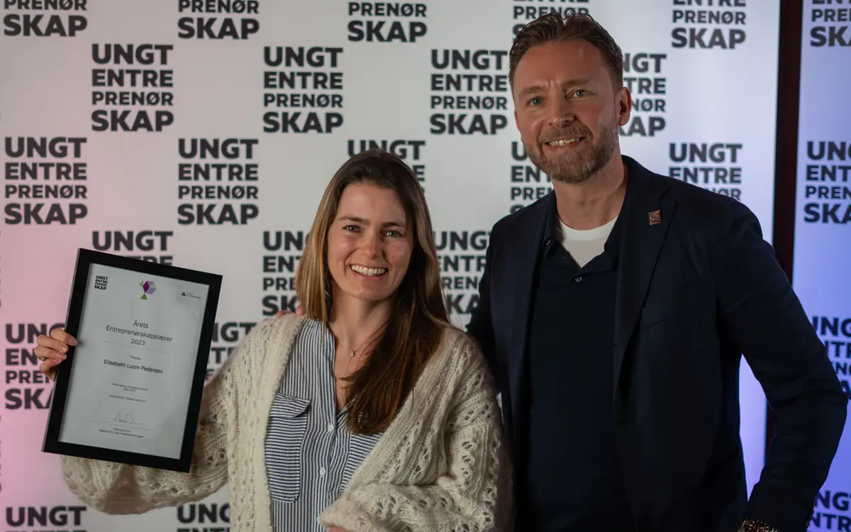 Elisabeth Lucin Pedersen fra Drottningborg videregående skole ble torsdag kåret til «Årets entreprenørskapslærer» under Fylkesmesterskapet for ungdomsbedrifter. Daglig leder i Ungt Entreprenørskap Agder, Aleksander Lien, overrakte prisen.