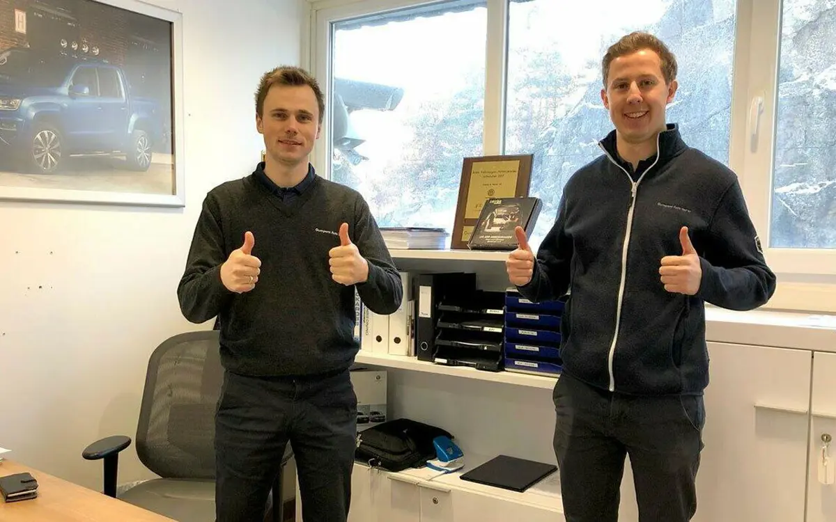 Nikolai Stien og Alexander Tveit ved Gumpens Auto Vest.