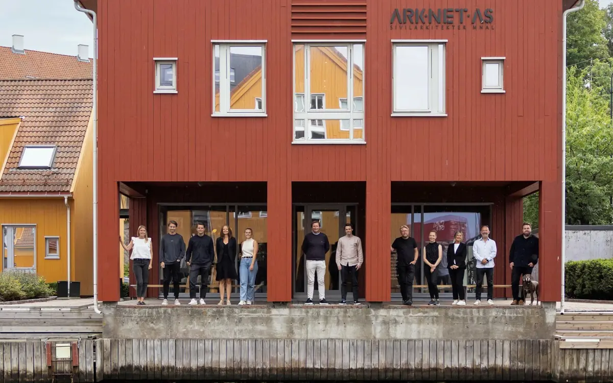 F.v.: Marie H. Smedemark, Vetle F. Martinsen, Bernhard L. Møller-Stray, Maria C. Hegaard-Pedersen, Celina M. Schmidt, John Arild Øyna, Jan Erik Svendsen, Erling Egeland, Inger Hohlweg, Janicke Jebsen Vinje, Erik Asbjørnsen, Espen Erikstad og Stella. (fellesfoto: S. Ribe).