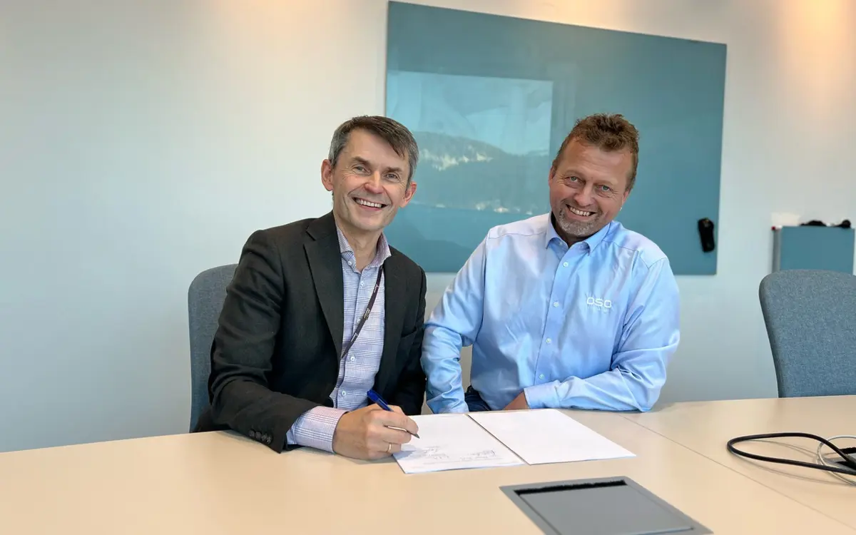 Administrerende direktør i Å Strøm, Jan Vidar Thoresen (t.v.) og Country Manager for OSO Hotwater, Rune A. Rystad signerer avtalen om samarbeid.