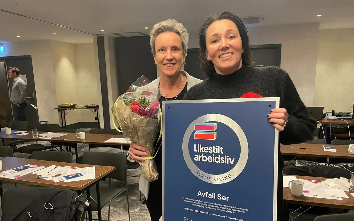 Solfrid Myklebust (t.h.) og kollegene fra Avfall Sør mottok sertifiseringsbeviset. De mener arbeidet med mangfold- og inkluderingsarbeid blir minst like viktig i tiden fremover. Foto: Helena Frustøl.