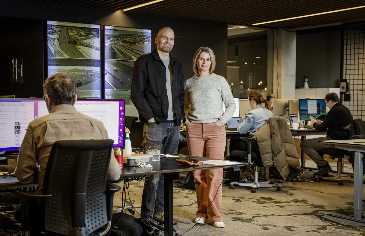 Bildetekst: Prosjektredaktør Sindre Hopland og leder for debatt og event Helene Abusdal i Fædrelandsvennen ser fram til vårens store KI-konferanse på Sørlandet. Foto: Kristin Ellefsen / Fædrelandsvennen