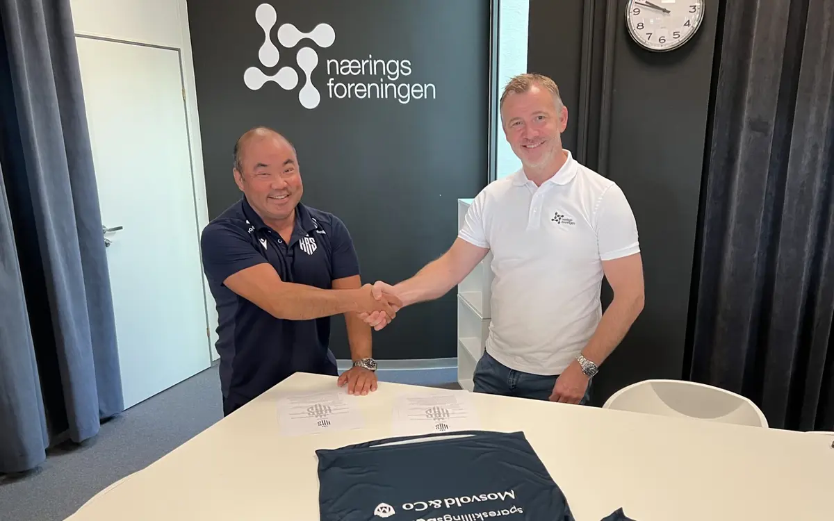 Her signerer de samarbeidsavtalen: Fra venstre: salgs- og markedssjef i KRS, Peder Langfeldt og Odd-Arild Skonhoft, salgs- og markedsleder i Næringsforeningen. 