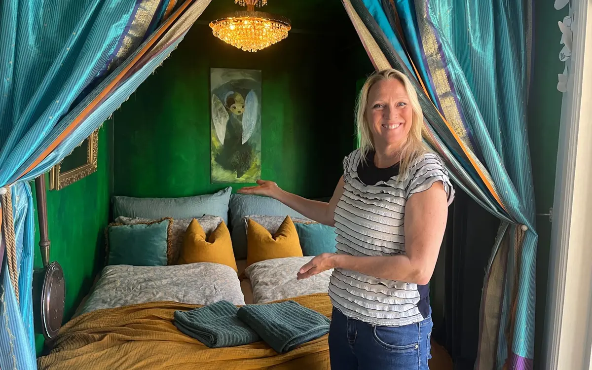 Bestyrerinne Anita Ausdal viser fram et av rommene i Mysteriehuset. Foto: Privat