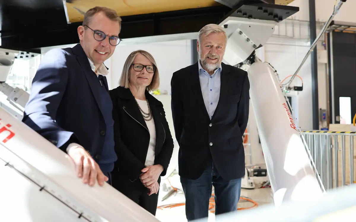 Satser på ny utdanning innen havvind. Fra venstre: Steffen Syvertsen, Sunniva Whittaker og Bjarne Skeie. Foto: UiA.