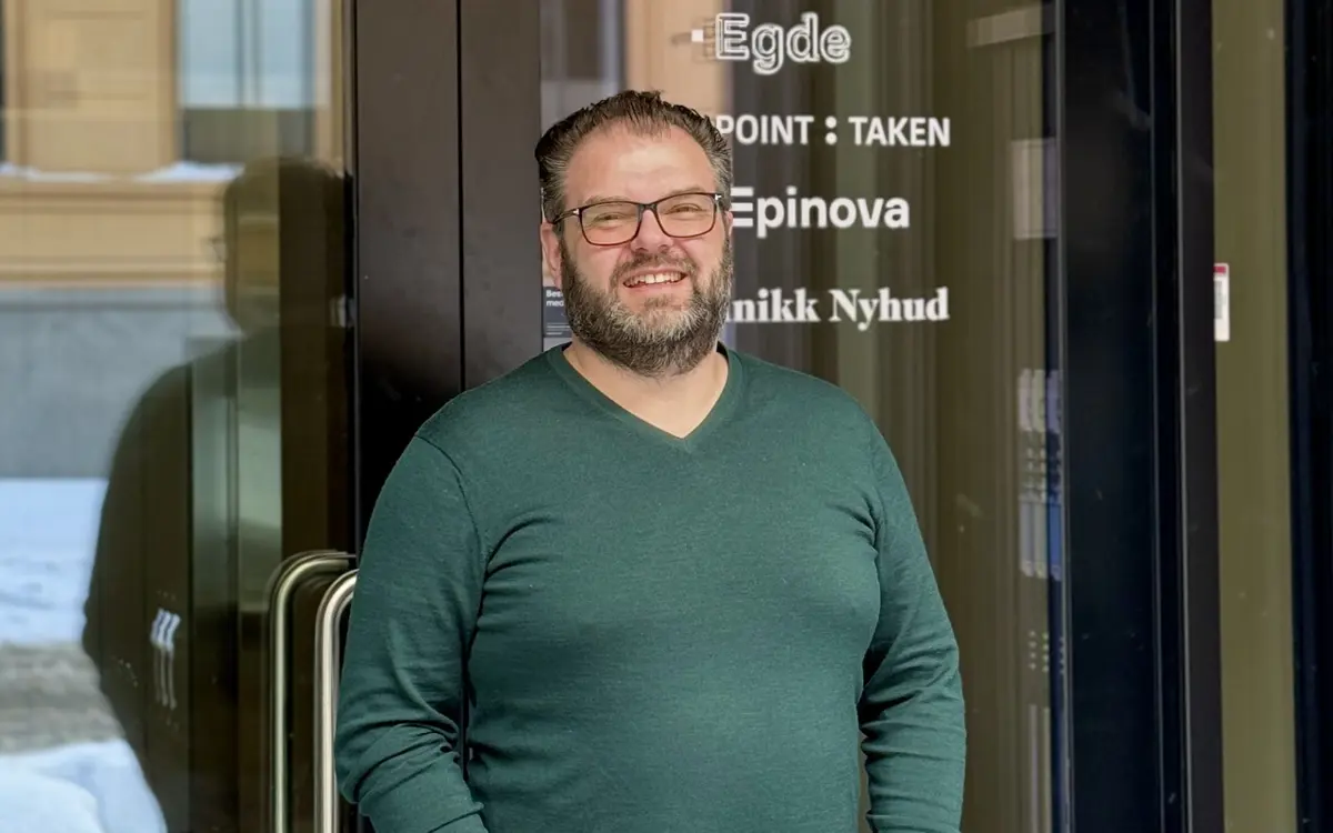 Onsdag 28. februar åpner Julian Rasmussen (på bildet) og kollega Thorbjørn Værp dørene i Kirkegata 18 og inviterer til gratis "AI bonanza" og M365 Copilot for M365 brukere.