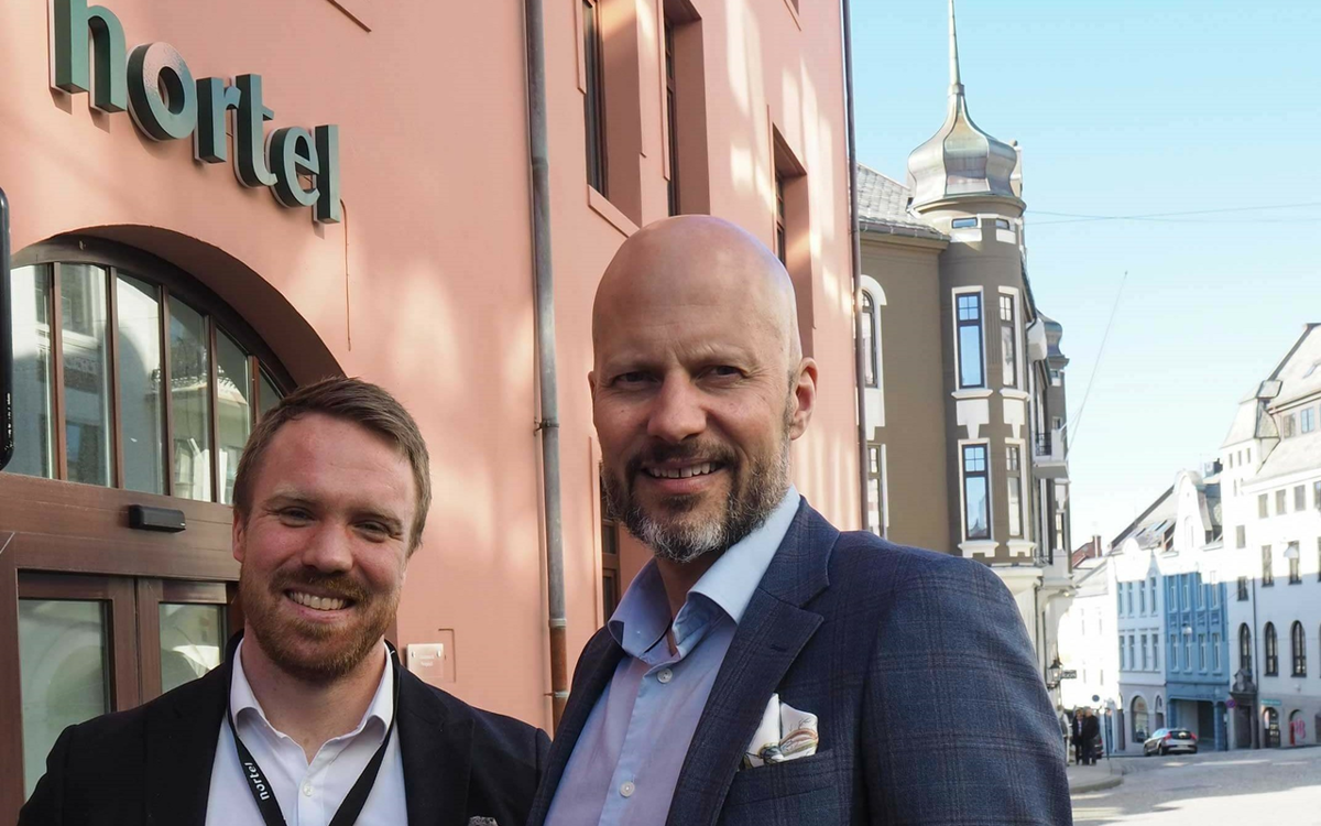 - Nortels kjøp av Atea Mobil gjør selskapene samlet til en større utfordrer i bedriftsmarkedet for mobil, sier leder i Atea Mobil, Roar Langli og administrerende direktør i Nortel, Christian Pritchard.