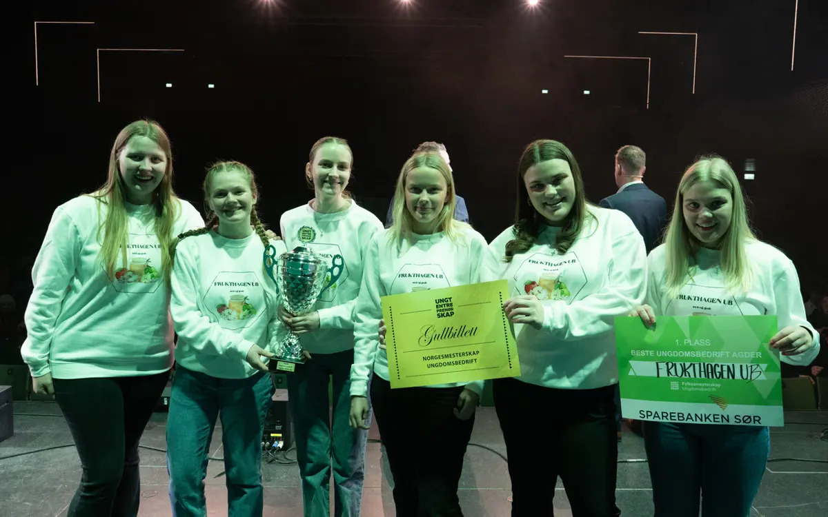 Beste Ungdomsbedrift i Agder, Frukthagen UB, fra KVS-Lyngdal. Frukthagen UB består av: Mari de Klerk, Sara Gustafsson, Elise Vik, Anna Grace Roland, Sofie Augland, Elise Skotte og Hege Romarheim. (Foto: MW Media.)