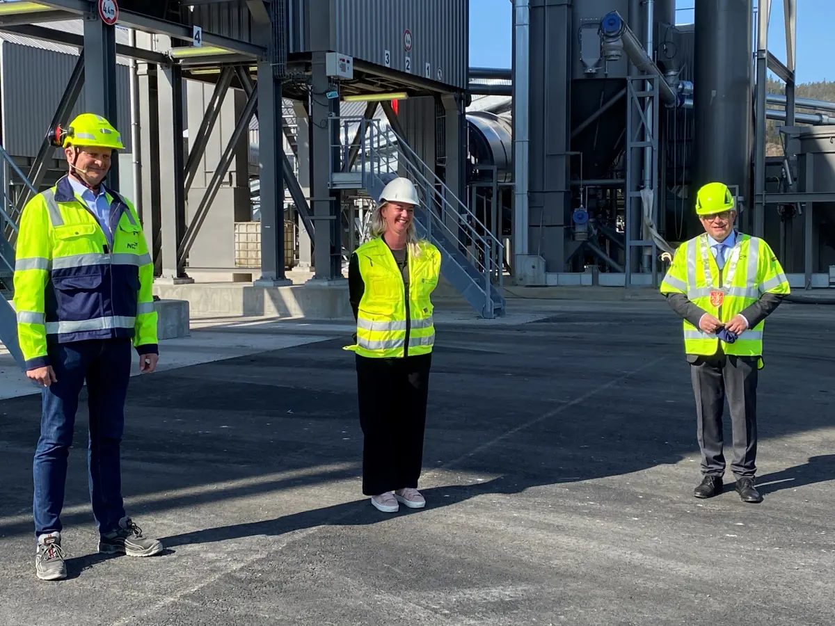 Fra venstre: Henrik Bager (Sector Manager, NCC Industry), ordfører i Birkenes kommune Gyro Heia og fylkesordfører Arne Thomassen.