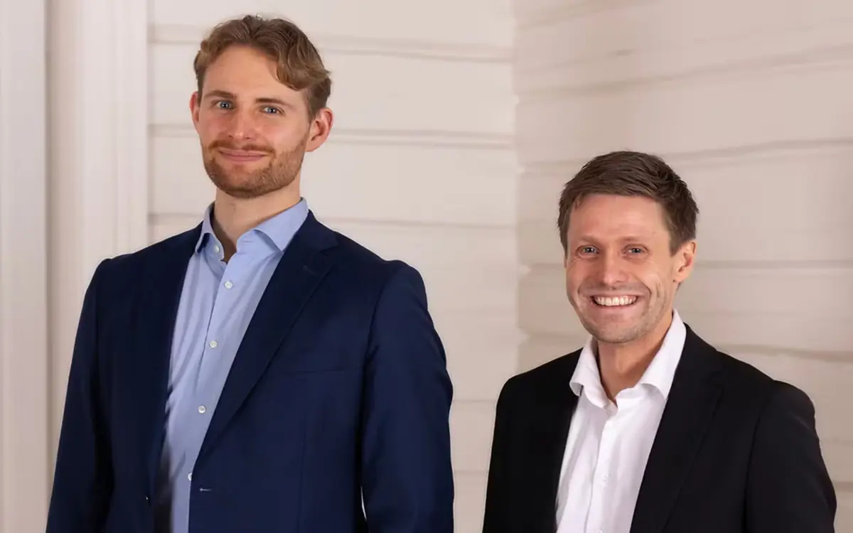 Simen Andrè Hjortland og Kristian Fjellheim, to av tre nye medarbeidere ved RSMs nyetablerte kontor i Kragerø.
