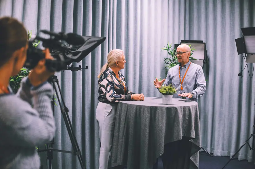 Utover å låne ut hjelpemidler, har hjelpemiddelsentralen ansvar for kompetanse og rådgivning til arbeidsgivere. Her ser vi Birger og Toril i filmstudioet hvor e-læring stadig blir en viktigere del av tilbudet.