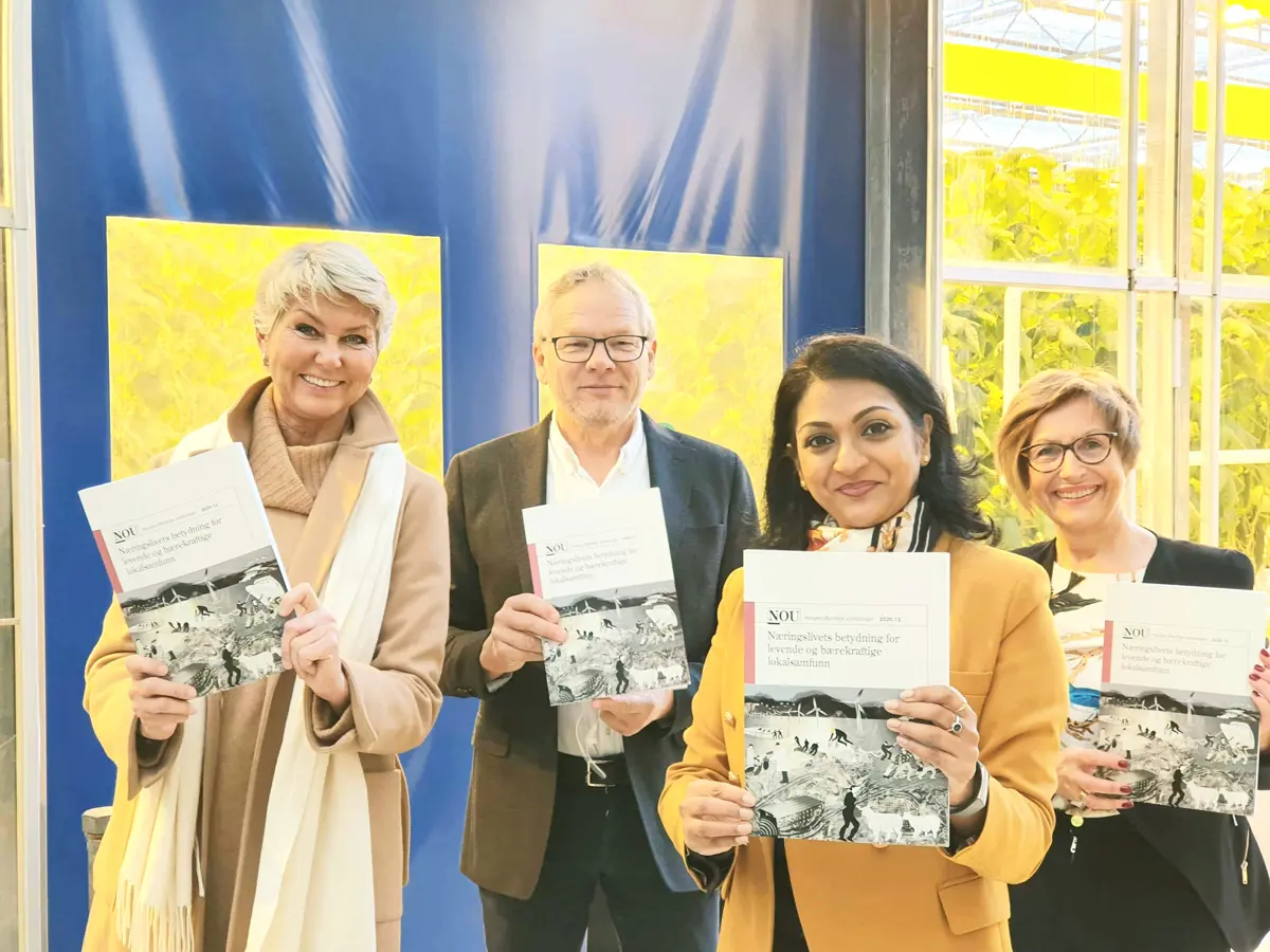 Hanne Alstrup Velure (f.v.), Knut Arne Gurigad, Kamilla Sharma og Bergljot Landstad under fremleggelsen av rapporten fra Distriktsnæringsutvalget, som fant sted utenfor Trondheim onsdag.