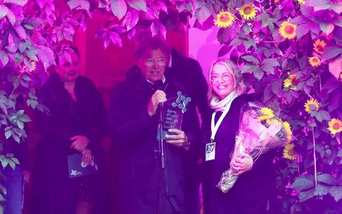 Tok i mot pris under Hagefesten til Næringsforeningen: Administrerende direktør Reidar Fuglestad og kommersiell direktør Eldbjørg Dahl ved Kunstsilo.  