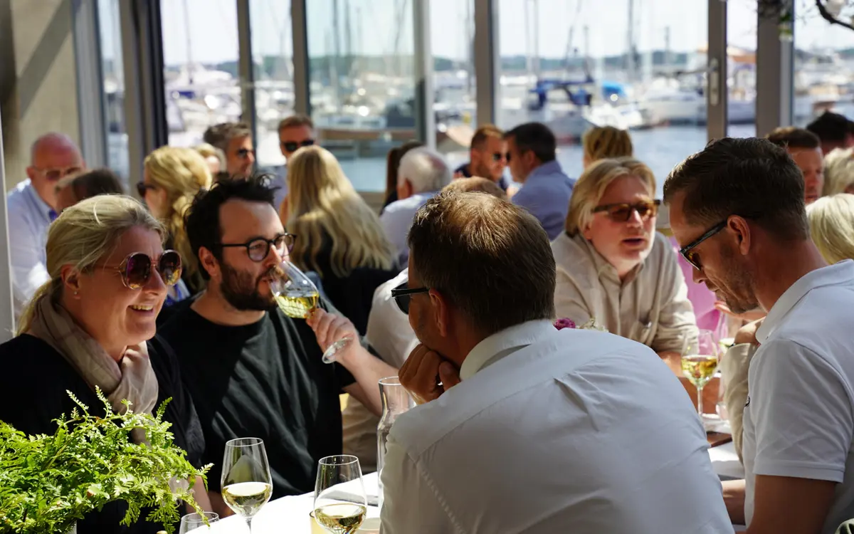 Fredag 13. juni inviterer Næringsforeningen til sommermingling i helt nye lokaler. Her fra fjorårets arrangement. (Foto: Næringsforeningen.) 