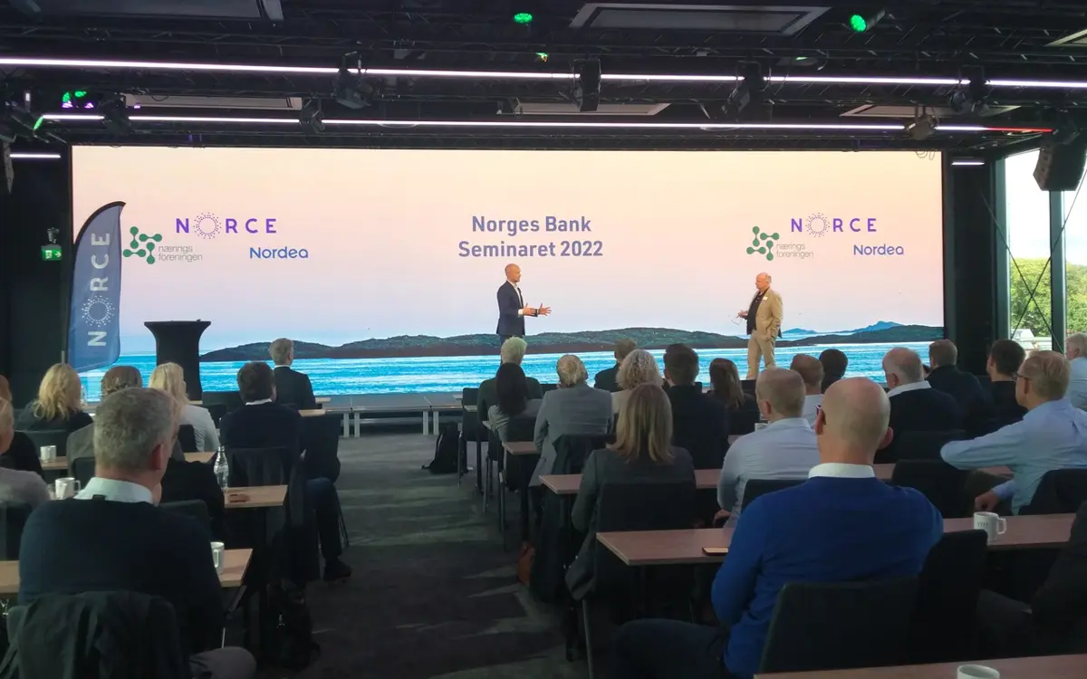 Konferansier Jan Ole Rypestøl i samtale med Ole Christian Bech-Moen, direktør for pengepolitikk i Norges Bank