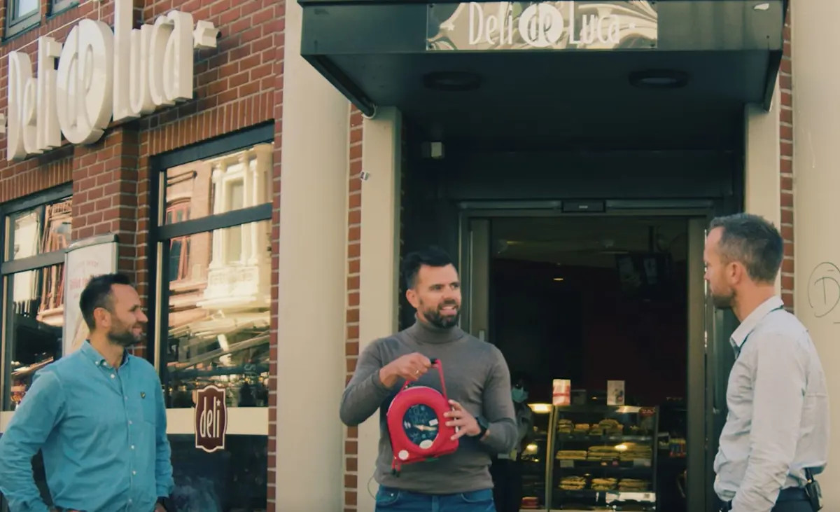 Rolf Øygarden (Kvadraturforeningen), Carl Fredrik Holst (07000 Agder taxi) og Daniel Hauge (PSS Securitas) med den nye hjertestarteren.