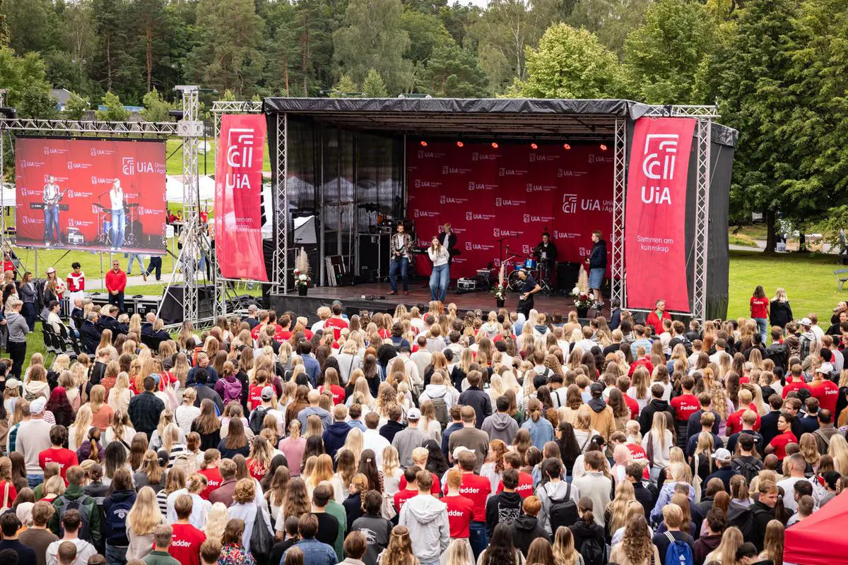 6 av 10 av dagens studenter ved Universitetet i Agder kommer fra andre deler av landet. Ny undersøkelse viser at også flere enn før velger å bli boende i regionen. Bilde fra studiestart ved Campus Kristiansand, august 2025

Foto: UiA/Maria van Schoor