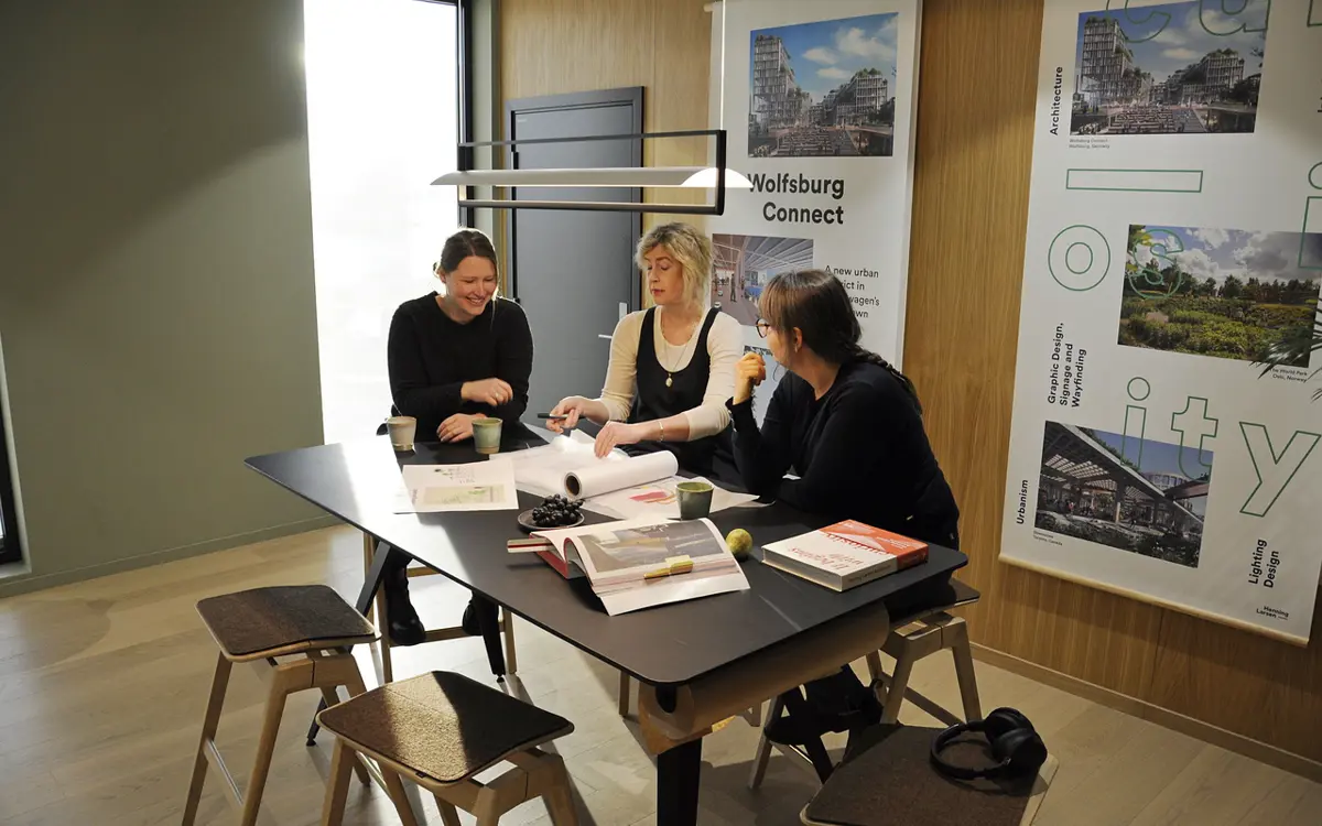 Arkitektene i Henning Larsen trives godt i de nye lokalene i Quadrum. Fra venstre Line F. Juul, Kristine Søndersrød Ose og Jule Rindung.