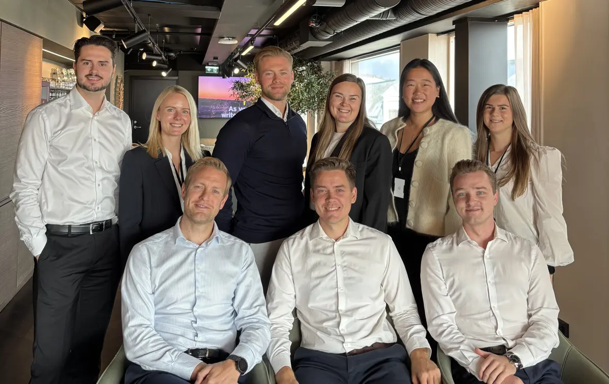 Flere nye er på plass hos EY Kristiansand. Bak fra venstre: Thomas Honnemyr, Ive Susanne Neset, Markus Martinsen, Margit Elise Tveiten, Luying Yao og Julie Berg. Foran fra venstre: Kjell Inge Torkelsen, Eirik Steen Hopen og Harald Bjordal.