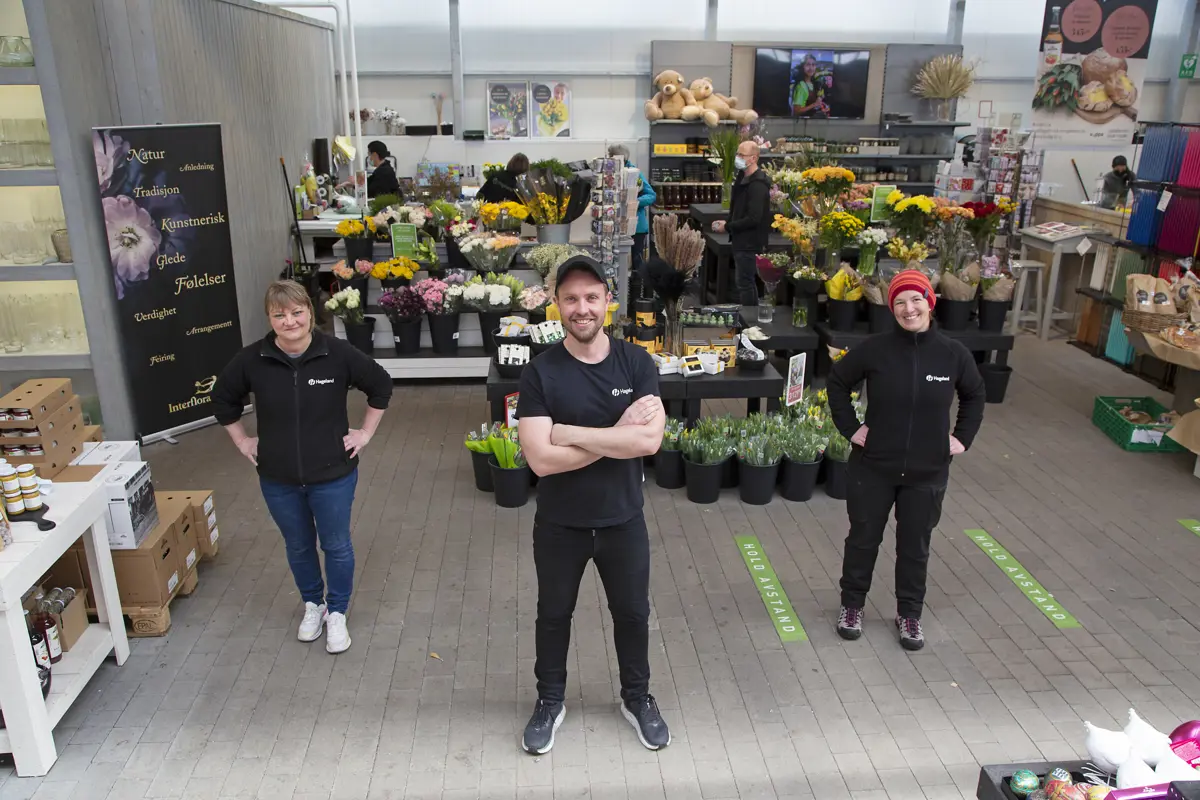 Anette Fjellestad (f.v.), Helge Kjetil Røsstad og Frøydis Andersen er glade for å kunne holde åpent under pandemien med noen ekstra tilpasninger, som ekstra renhold og flere kasser utendørs.