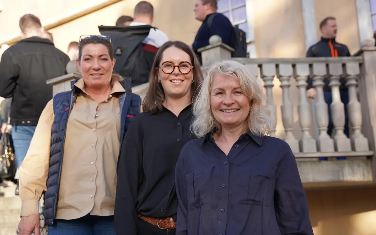 Full klaff og mulig samarbeid: Taxi Sør-sjef Wenche Storbrua med Tonje Nome og Hege Tvedt i Tvedt Optikk.