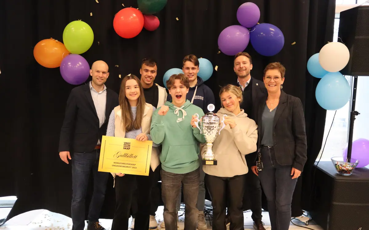 Beste Ungdomsbedrift i Agder, Safe Learner UB, fra Kristiansand Katedralskole Gimle. Safe Learner UB består av: Mads Ness, Erlend Salvesen, Emma Bærø, Olav Zahl Nyrnes og Jasmin Gautland Nuri. Her sammen med prisutdeler Kenneth Sjåvåg fra Sparebanken Sør, Aleksander Lien, daglig leder i Ungt Entreprenørskap Agder og Kristin Erlandsen Strømme, lærer ved Kristiansand Katedralskole Gimle. Foto: Ungt Entreprenørskap Agder