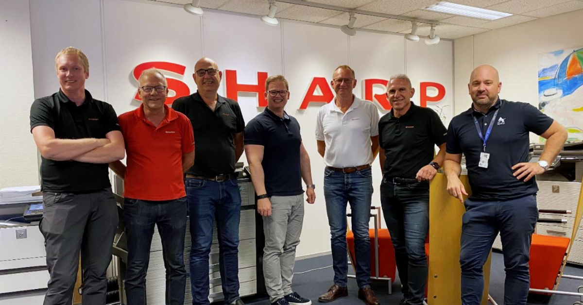 Fra signering av avtalen. F.v. Øystein Førland, Harald Fjell, Tor Olaf Andreassen, Tore Fremmersvik (styreleder i Assist), Per Ekra <br />
(daglig leder Sharp Center Kristiansand), Viggo Thomassen, Kalle Snarheim (daglig leder Assist Haugesund). Foto: Assist